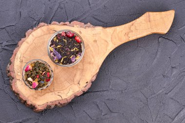 Ahşap kesme tahtası üzerinde kurutulmuş çay ile Kaseler.