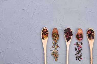 Çeşitli çay yaprakları ile Düz yatıyordu kaşık.