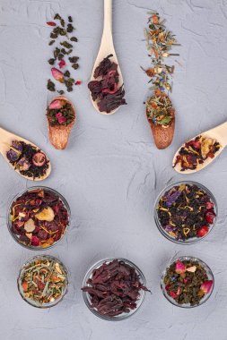 Gri arka planda çeşitli kurutulmuş çay.