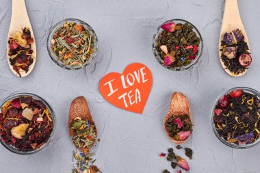 Düz gri arka plan üzerinde kuru çay çeşitli yatıyordu.