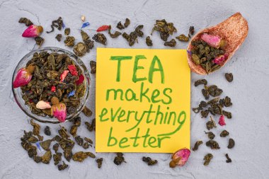 Gri arka plan üzerinde yeşil çay ile Kompozisyon.