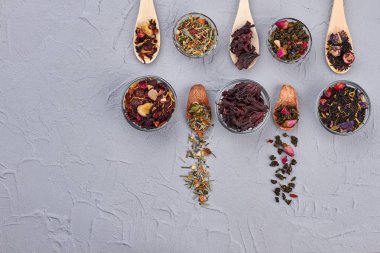 Kase ve kaşıkkuru çay yaprakları seti.