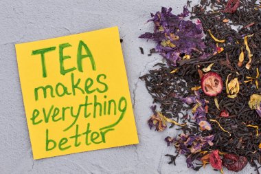 Siyah Çay otlar ve meyveler ile karışık.