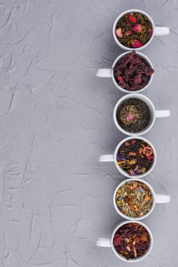 Kurutulmuş çay yaprakları ile seramik bardak Satır.