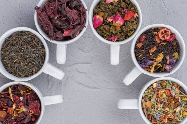 Aromatik çay yaprakları ile bardak Grubu.