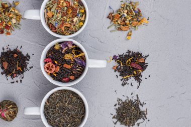 Gri arka planda aromatik kuru çay.