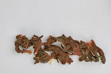 Kurutulmuş ebegümeci çay yaprakları ve kopyalama alanı.