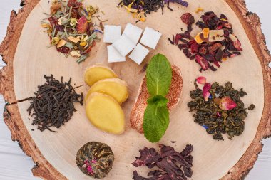 Yakın çeşitli kuru çay om doğal ahşap kadar.