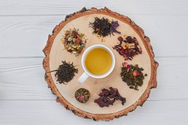 Ağaç dilimi üzerinde çay fincan ı ile Kompozisyon.