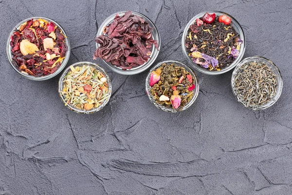 Sortierte getrocknete Teeblätter in Schalen. — Stockfoto
