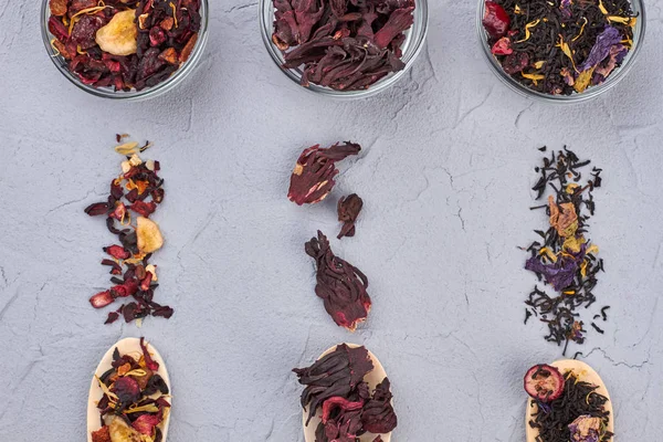 Aromatische Teeblätter auf grauem Hintergrund. — Stockfoto