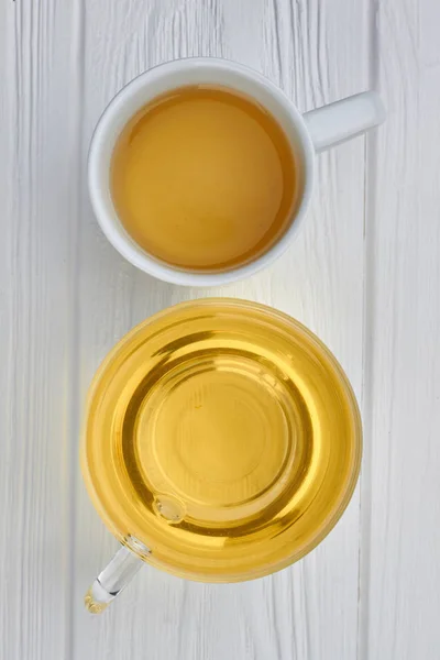 Deux tasses avec thé aromatique, vue sur le dessus . — Photo
