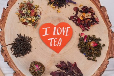 Vintage kesme tahtası nda çeşitli çay çeşitleri.