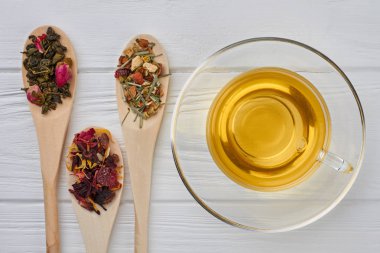 Kuru çay ile sıcak çay ve tahta kaşık Fincan.
