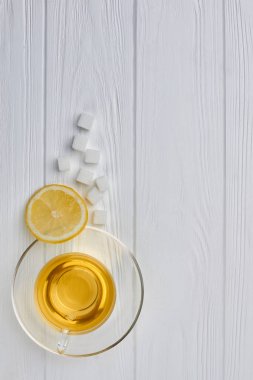 Limon ve rafine şeker ile taze çay.