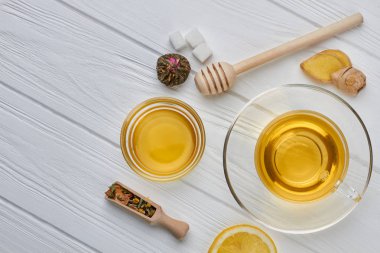 Tahta masada limonlu ve zencefilli çay..