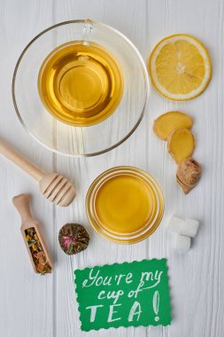 Bitkisel çay ve bal, üst görünümü.
