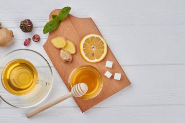 Ahşap arka plan üzerinde baharat ile çay Fincan.