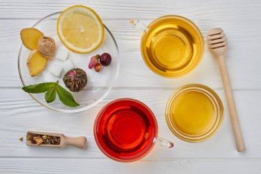 Ahşap arka plan üzerinde çay ve bal ile düz yatıyordu kompozisyon.