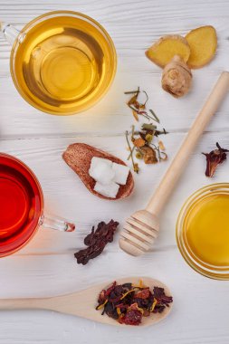 Ahşap arka plan üzerinde bal, zencefil ve limon ile çay.