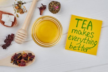 Bal ve çay ile düz lay kompozisyon.