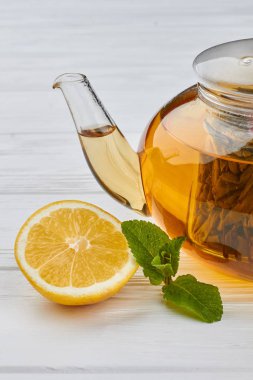 Çaydanlık, limon ve nane.