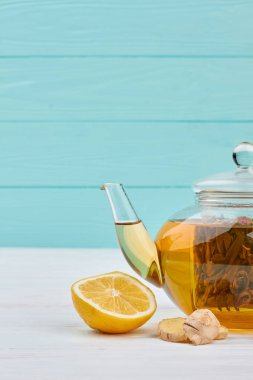 Limon ve zencefil dilimleri ile Cam çaydanlık.