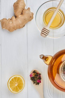 Bal ve limon ile zencefil çay çaydanlık.