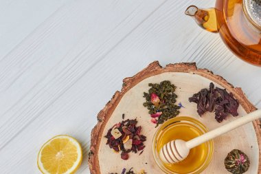 Ahşap arka planda çay ve bal ile kompozisyon.