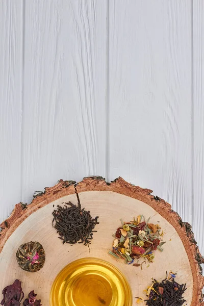 Holzständer mit Teetasse. — Stockfoto
