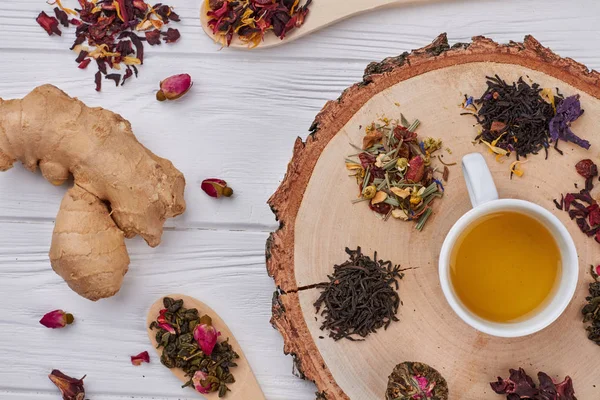 Ahşap arka plan üzerinde çay ile kompozisyon.