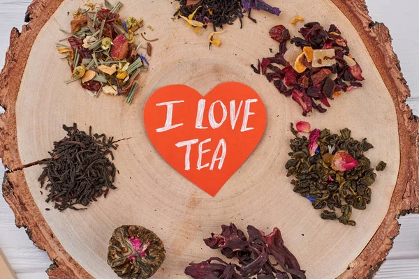 Vintage kesme tahtası nda çeşitli çay çeşitleri.