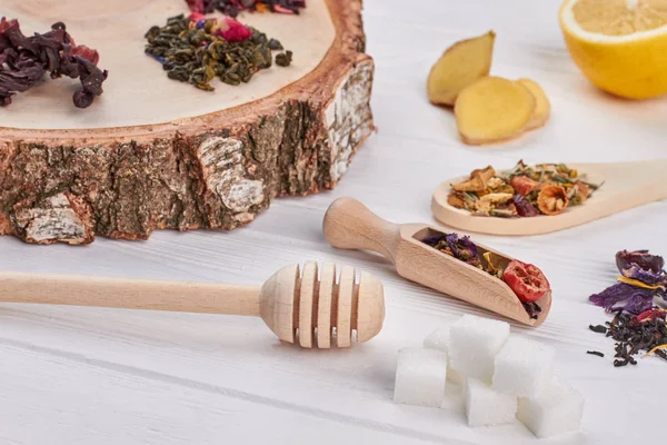 Ahşap arka plan üzerinde çay kompozisyonu, düz yatıyordu.