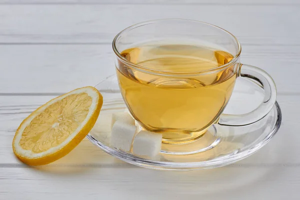 Kopje thee en een schijfje citroen. — Stockfoto