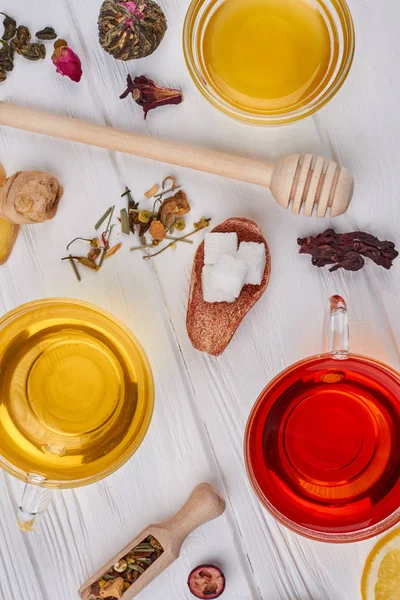 Beyaz ahşap arka plan üzerinde çay kompozisyon düz yatıyordu.