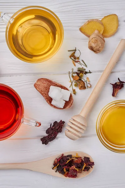Ahşap arka plan üzerinde bal, zencefil ve limon ile çay.