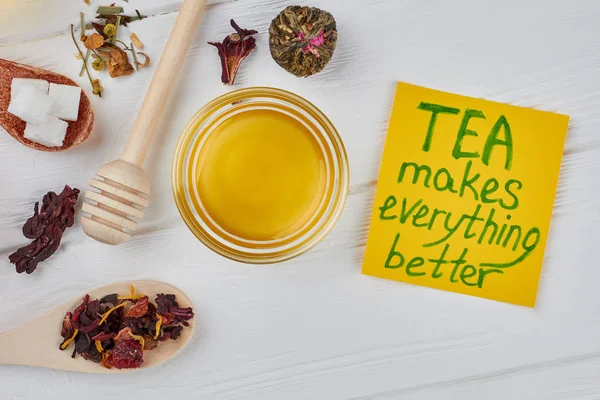 Bal ve çay ile düz lay kompozisyon.