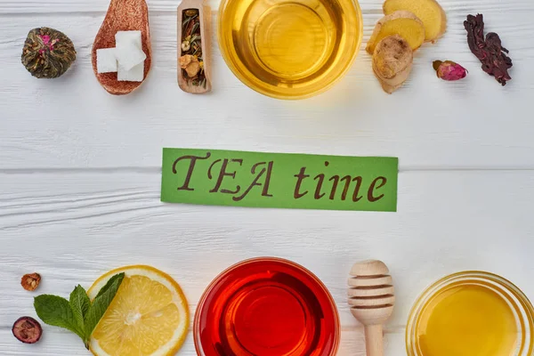 Düz ahşap arka plan üzerinde sağlıklı çay kompozisyon yatıyordu.