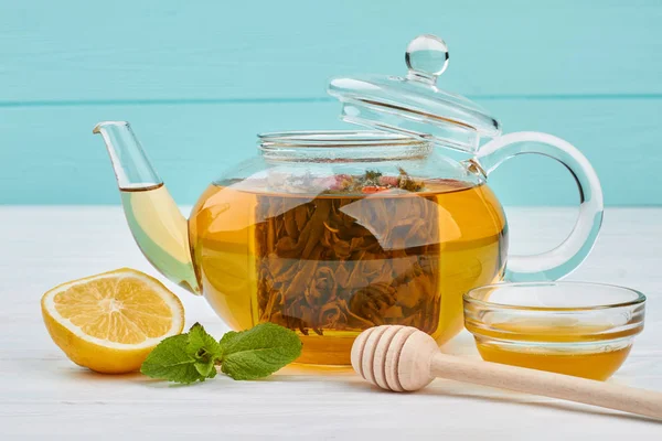 Ahşap arka planda çay ayarı.