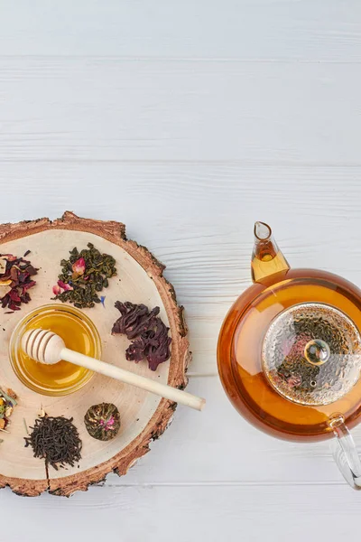 Teekanne, Auswahl an trockenem Tee und Honig. — Stockfoto