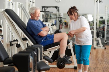 Wokout sonra diz ağrısı muzdarip Kıdemli adam.