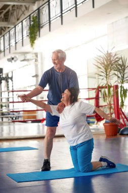 Aktif mutlu yaşlı çift spor salonunda egzersiz.