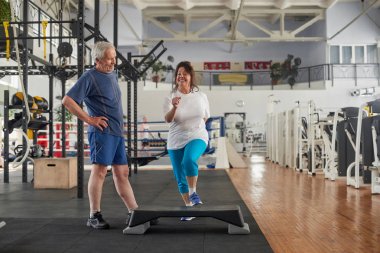Spor salonunda egzersiz pozitif yaşlı çift.