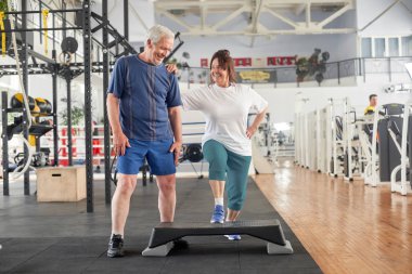 Modern spor salonunda neşeli elederly çift.