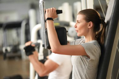 Spor salonunda çalışan kadın atlet.