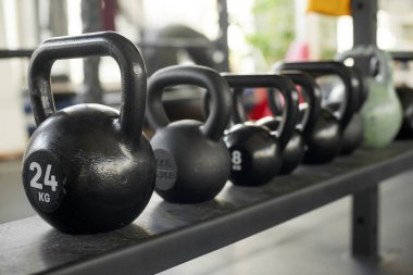 Spor salonunda kettlebells Satır.