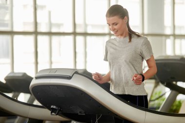 Güzel kız spor salonunda çalışma.