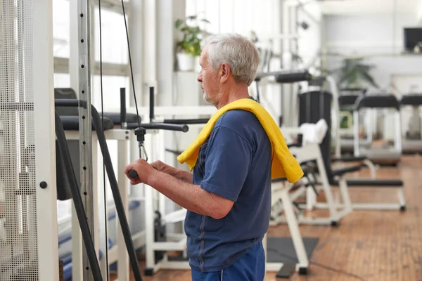 Älterer Mann trainiert im Fitnessstudio. — Stockfoto