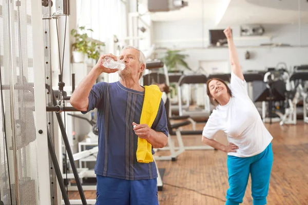 Hombre mayor beber agua después del entrenamiento . — Foto de Stock