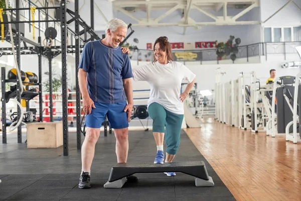 Alegre elederly pareja en moderno gimnasio . — Foto de Stock